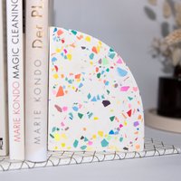 Buchstütze Im Bunten Terrazzo Design, Deko in Beton Optik von smARTwithlove