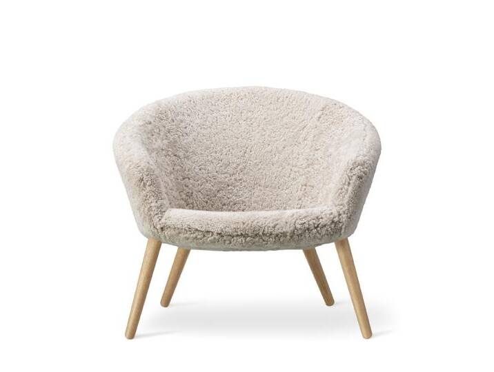 Fredericia Ditzel Lounge Chair, eiche lackiert / sheepskin moonlight Fredericia Ditzel Lounge Chair, eiche lackiert / sheepskin moonlight von smartambiente