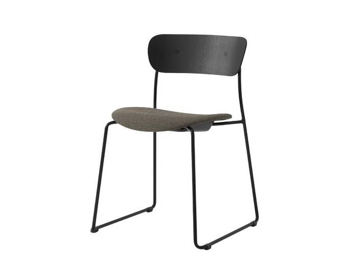 &Tradition Pavilion AV52 Stuhl, eiche schwarz lackiert / fuse 0351 von smartambiente