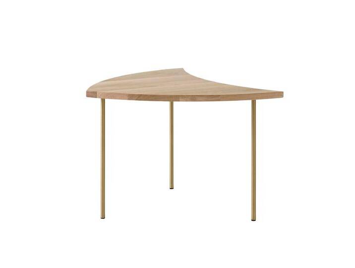 &Tradition Pinwheel HM7 Couchtisch, messing / eiche geölt von smartambiente