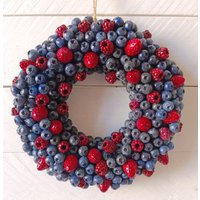 Handgefertigte Kränze Aus Beeren, Heidelbeere, Himbeere, Erdbeere von snatcheryhatch
