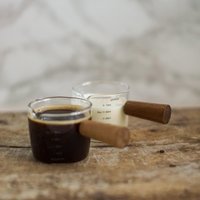 Glas Milch Und Sirup Ausgießer Holzgriff, Messskala | 100Ml von soatnature