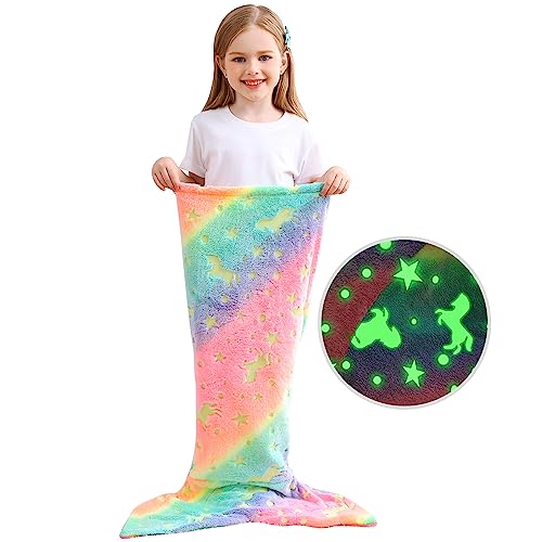 softan Kinder Meerjungfrau Schwanz Decke, Glow In The Dark Decke Einhorn und Meerjungfrau Decke Geschenke für Mädchen, Flanell Fleece Decke mit Regenbogen Ombre Fisch Skala Design - 100 x 43 cm von softan