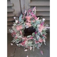 Kranz Rosè Aus Getrockneten Eukalyptus , Stabilisierten Hortensien Und Anderen Trockenblumen von soinlovewith