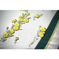 Vintage 1960S Tischdecke Gelbe Blumen Mit Grauen Blättern & Grüner Streifen/Bordüre von soldiersuzanne