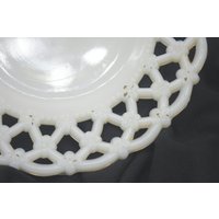 Weißer Milchglas-Spitzenrand Platte Blumen 18, 5 cm, Um 1900 von soldiersuzanne