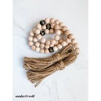 Holzperlengirlande Schwarze Kente Krobo Perlen, Jute Quaste, Bauernhaus Boho Decor von sonderandwolf