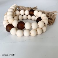 Holzperle & Bernsteinglasgirlande Boho Tablett Dekor von sonderandwolf