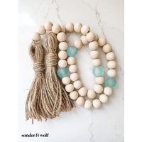 Holzperle & Glasgirlande Rustikales Boho Tablett Dekor von sonderandwolf