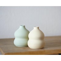 Kleine Kurvige Vase in Sandfarben Kleine Kurvige Vase in Sandfarben von sophiebandelin