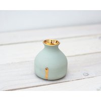 Mintfarbene Vase Mit Goldapplikationen Mintfarbene Vase Mit Goldapplikationen von sophiebandelin