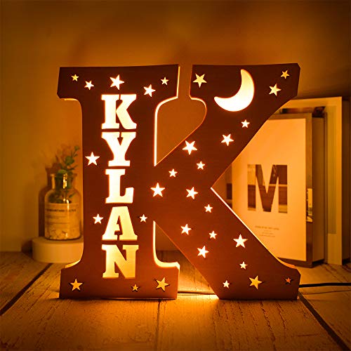 Personalisierte gravierte Mond und Sterne Dekor führte Holz Nachtlicht A-Z Brief Lichter benutzerdefinierte Name Wandleuchte für Schlafzimmer Weihnachten Beste Geschenk für Familienliebhaber Freunde von soulglass