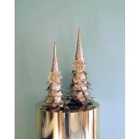Tabletop-Weihnachtskegelbaum, Moderner Goldweihnachtsbaum, Feiertags-Schaumstoff-Dekor, Winter-Hochzeits-Mittelstück Tabletop-Weihnachtskegelbaum, Moderner Goldweihnachtsbaum, Feiertags-Schaumstoff-Dekor, Winter-Hochzeits-Mittelstück von soundsofflowers