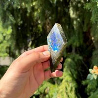 Labradorite Diamond Carving | Blue von sourceofwitchcraft