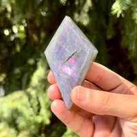 Labradorite Diamond Carving | Purple von sourceofwitchcraft
