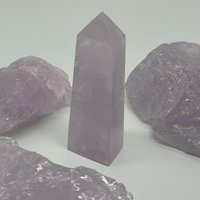 Periwinkle Rose Quartz Tower - 11cm von sourceofwitchcraft