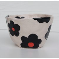 Handgemachte Keramik Tasse Schwarze Blume, Rock Musik von ghorbaconcept