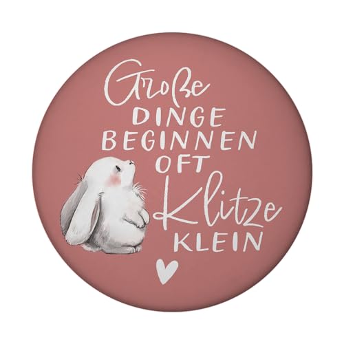 Baby Hase Magnet mit Flaschenöffner rund mit Spruch Große Dinge beginnen oft Klitzeklein Perfekt zur Geburt - Knuffiges Kaninchen in Rosa mit Herz für Schwangere Mütter voller von speecheese