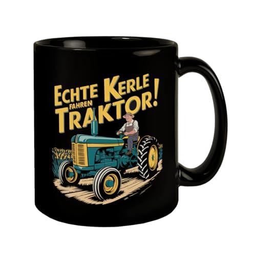 Bauer auf grünem Traktor - Echte Kerle fahren Traktor Tasse Kaffeebecher in Schwarz mit nostalgischer Illustration Grüner Traktor mit gelben Akzenten Bauer auf grünem Traktor - Echte Kerle fahren Traktor Tasse Kaffeebecher in Schwarz mit nostalgischer Illustration Grüner Traktor mit gelben Akzenten von speecheese
