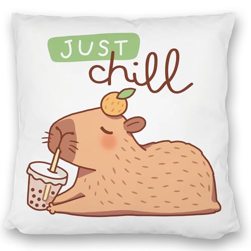 Capybara mit Bubble Tea Kissen satiniert mit Spruch Just Chill Kawaii Happy Capybara Relax im Bett Schlafen wie auf Wasserbett Süß am Nachttisch von speecheese