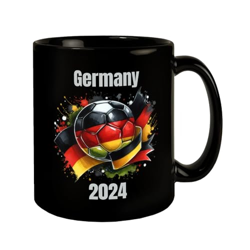 Fußball Deutschland Flagge Tasse in Schwarz Sportbegeistert 2024 Ball Design in Rot Gold Perfekt für Fußballfans von speecheese