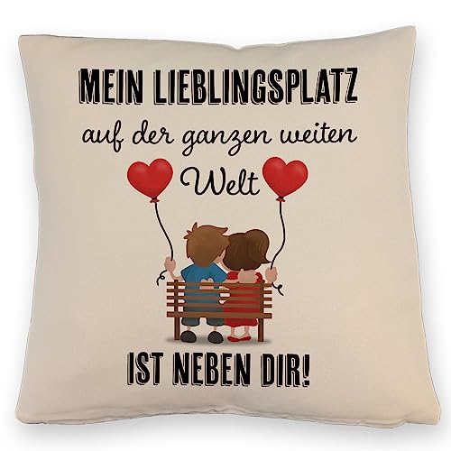 Liebespaar mit Herzballons Kissen mit Leinenoptik mit Spruch Mein Lieblingsplatz auf der ganzen weiten Welt ist neben dir für Frauen Männer oder Paare Lieblingsplatz DekoKissen Liebespaar mit Herzballons Kissen mit Leinenoptik mit Spruch Mein Lieblingsplatz auf der ganzen weiten Welt ist neben dir für Frauen Männer oder Paare Lieblingsplatz DekoKissen von speecheese