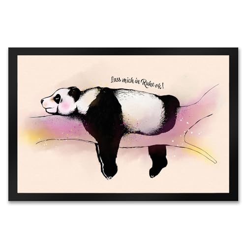 Panda Fußmatte XXL in 50x75 cm mit Spruch Lass Mich in Ruhe ok! Lustige Fußmatte XXL in 50x75 cm mit Panda-Design und lässigem Spruch als praktisches Geschenk und stylische von speecheese