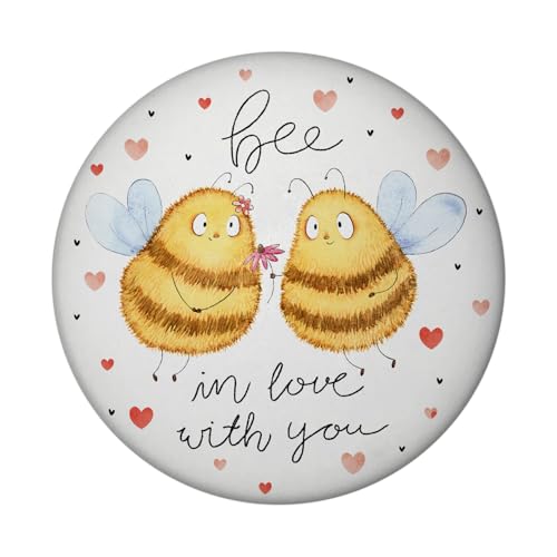 Pummel Biene Magnet rund mit Flaschenöffner rund mit Spruch Bee in Love with You Valentinstagsgeschenk Liebevolle Hummel Zeichnung - Perfekt für Paare Liebesbote zum Pummel Biene Magnet rund mit Flaschenöffner rund mit Spruch Bee in Love with You Valentinstagsgeschenk Liebevolle Hummel Zeichnung - Perfekt für Paare Liebesbote zum von speecheese