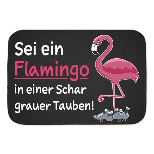 Sei ein Flamingo in einer Schar grauer Tauben Badematte witzige Flamingo Badematte als Geschenkidee für die Wohnung mit motivierendem Spruch für mehr Selbstbewusstsein von speecheese