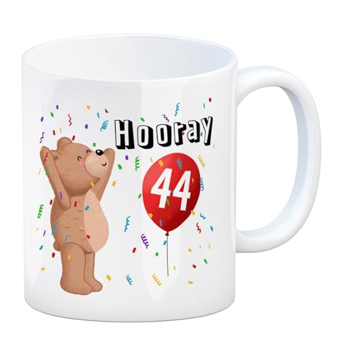Witziger Kaffeebecher für den 44. Geburtstag mit Motiv: Hooray lustige Kaffeetasse für den 44. Geburtstag mit witzigem Motiv als Geschenk für Mama oder Papa von speecheese