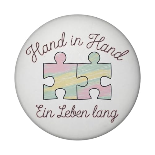 Zwei Puzzleteile - Hand in Hand Magnet rund Pastellfarbene Illustration die das Leben lang hält Schreibschrift auf weißem Hintergrund von speecheese