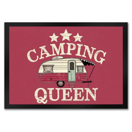 Camping Queen Wohnwagen Fußmatte in 35x50 cm mit pinkem Hintergrund Vintage-Stil Illustration von Campinganhänger unter Markise und Sternen Camping Queen Wohnwagen Fußmatte in 35x50 cm mit pinkem Hintergrund Vintage-Stil Illustration von Campinganhänger unter Markise und Sternen von speecheese