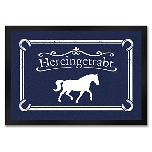 speecheese Hereingetrabt Pferde und Reiter Fußmatte in 35x50 cm in Dunkelblau Türvorleger für Stall Pferdeliebhaber Hof Reiter Geschenk Pferd Schmutzfangmatte traben Türmatte von speecheese
