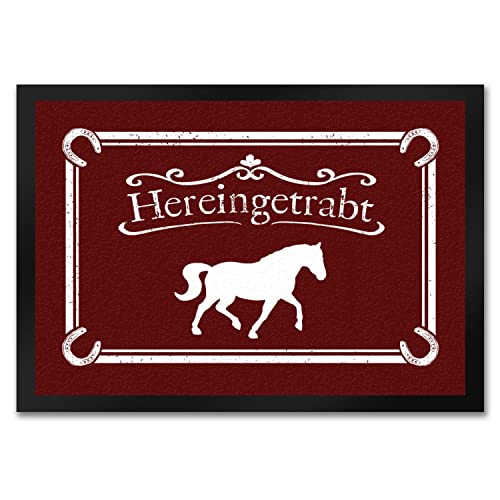 speecheese Hereingetrabt Pferde und Reiter Fußmatte in 35x50 cm in Dunkelrot Türvorleger für Stall Pferdeliebhaber Hof Reiter Geschenk Pferd Schmutzfangmatte traben Türmatte von speecheese