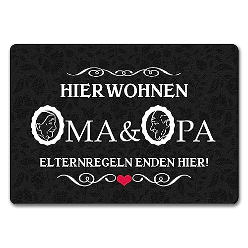 speecheese Hier wohnen Oma & Opa Fußmatte in 35x50 cm ohne Rand im Vintage-Look als schöne Dekoration für die Eingangstüre von Großeltern die ihre Enkel über Alles lieben und verwöhnen von speecheese