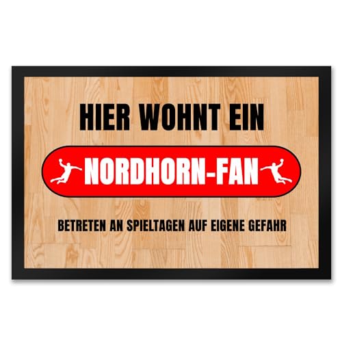 speecheese Hier wohnt EIN Nordhorn-Fan Fußmatte XXL in 50x75 cm mit Turnhallenboden Motiv Sportfan Nordhorn Sport Sportler von speecheese