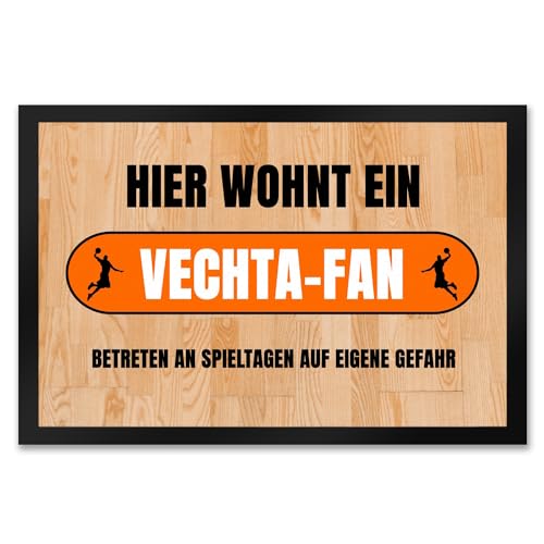 speecheese Hier wohnt EIN Vechta-Fan Fußmatte XXL in 50x75 cm mit Turnhallenboden Motiv Sportfan Vechta Sport Sportler von speecheese