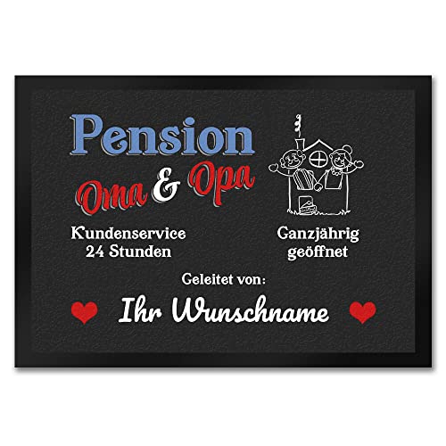 speecheese Pension Oma und Opa Fußmatte - personalisiert mit den Namen deiner Großeltern - als individuelle Dekoration für das Hotel von Omi und Opi die Dich Immer mit offenem Herz Willkommen heißen von speecheese