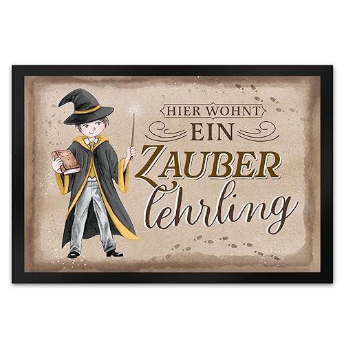 speecheese Zauberlehrling Fußmatte XL in 40x60 cm mit Zauberschüler in gelb EIN bunter Türvorleger für die Eingangstür Zauberschule Männlicher Motiv Fußabtreter Zauberer Türmatte Teenager von speecheese