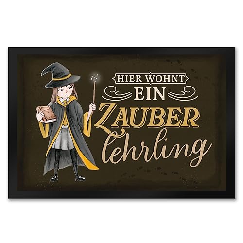 speecheese Zauberlehrling Fußmatte XXL in 50x75 cm mit Zauberschülerin in gelb mit dunklem Hintergrund EIN bunter Türvorleger für die Eingangstür Zauberschule Weiblicher Zauberschüler von speecheese