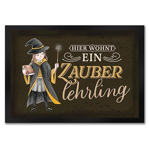 speecheese Zauberlehrling Fußmatte in 35x50 cm mit Zauberschülerin in gelb mit dunklem Hintergrund EIN bunter Türvorleger für die Eingangstür Zauberschule Weiblicher Zauberschüler Zauberstab von speecheese