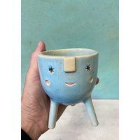 Mini Blumentopf in Hellblau Mit Lustigem Gesicht Steht Auf Drei Füssen, Handgetöpferte Keramik, Übertopf, Unikat, Pflanztopf von sperhakeceramics