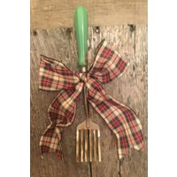 Vintage Metallgabel Mit Grünem Holzgriff von spunkandgrumpsjunk
