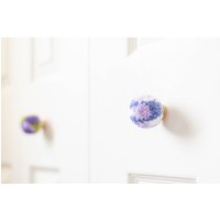 Custom Blotch Tie Dye Kuh Print Pom Kommode Schubladenschrank Pulls | Boho Kinderzimmer & Schlafzimmer Dekor Baby Geschenk Neue Mutter Shower von squeezeandthankyou