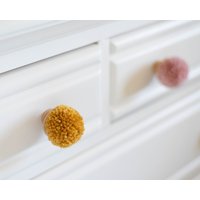 Custom Solid Pom Dresser Knob Schubladenschrank Pulls | Kinderzimmer Und Boho Schlafzimmer Dekor Baby Neue Mutter Shower Handmade Geschenk Custom Solid Pom Dresser Knob Schubladenschrank Pulls | Kinderzimmer Und Boho Schlafzimmer Dekor Baby Neue Mutter Shower Handmade Geschenk von squeezeandthankyou
