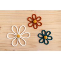 Gestrickte Daisy Blume Mit Goldrutenwolle Pom - Benutzerdefinierte Farben Boho Kinderzimmer Und Mädchenzimmer Dekor Frühling Sommer Wohndeko Gestrickte Daisy Blume Mit Goldrutenwolle Pom - Benutzerdefinierte Farben Boho Kinderzimmer Und Mädchenzimmer Dekor Frühling Sommer Wohndeko von squeezeandthankyou