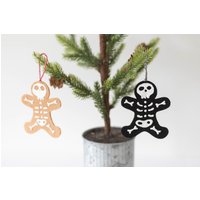 Halloween Lebkuchen-Skelett-Plätzchen-Filz-Weihnachtsbaumschmuck von squeezeandthankyou