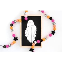 Handbemalter Shy Blushing Geist 20x30 cm Holzrahmen Halloween Wandbehang von squeezeandthankyou