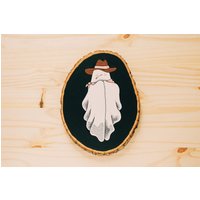 Howdy Blushing Ghost | Niedlicher Halloween Wandbehang Western Decor von squeezeandthankyou