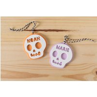 Personalisierte Halloween Skelett Schädel Name Geschenkanhänger Acryl | Personalisierter Geschenk Kinder Namensschild Personalisierte Halloween Skelett Schädel Name Geschenkanhänger Acryl | Personalisierter Geschenk Kinder Namensschild von squeezeandthankyou